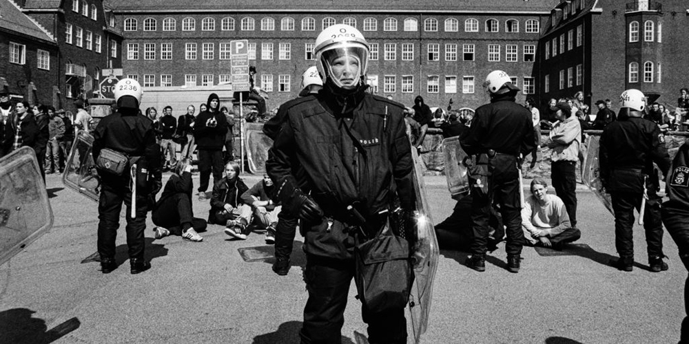 Kravallpoliser på skolgården